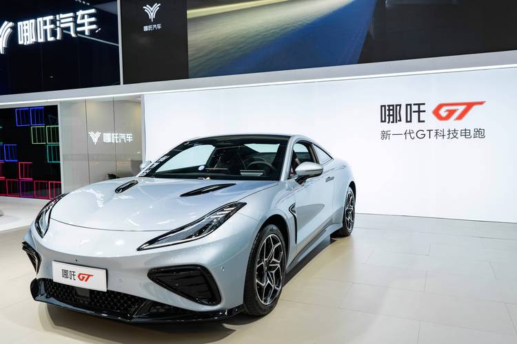 重庆345哪吒汽车在智能汽车领域的表现，领途汽车在新能源汽车市场中的影响力